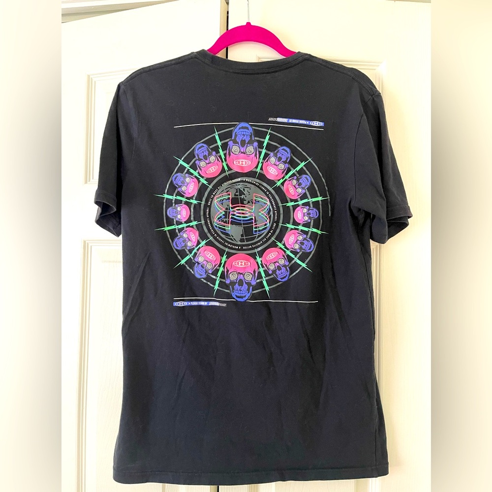 Under Armor Black Short Sleeve Tshirt
Men’s Small
Skull graphic